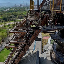 The elevator seen from the top platform